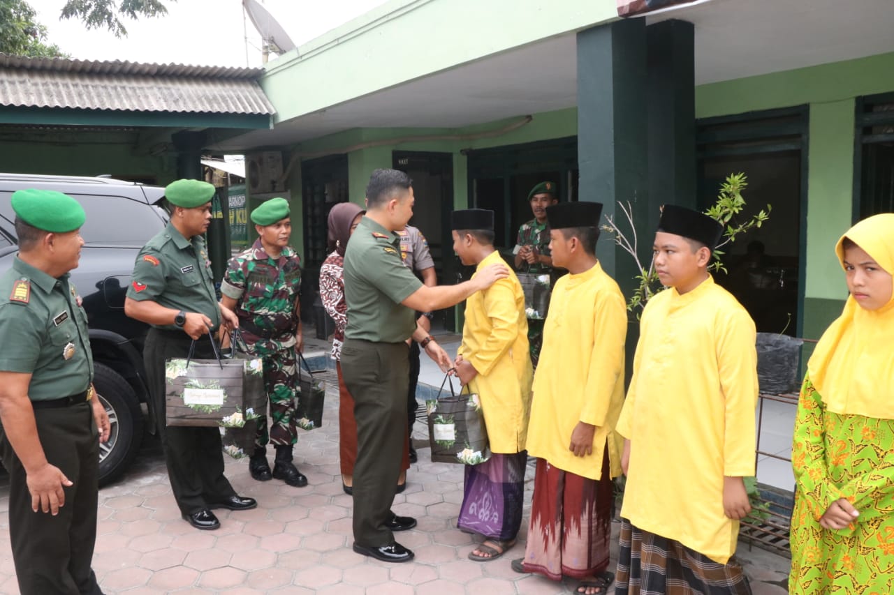 Dandim 0816/Sidoarjo berbagi rezeki di wilayah Sukodono