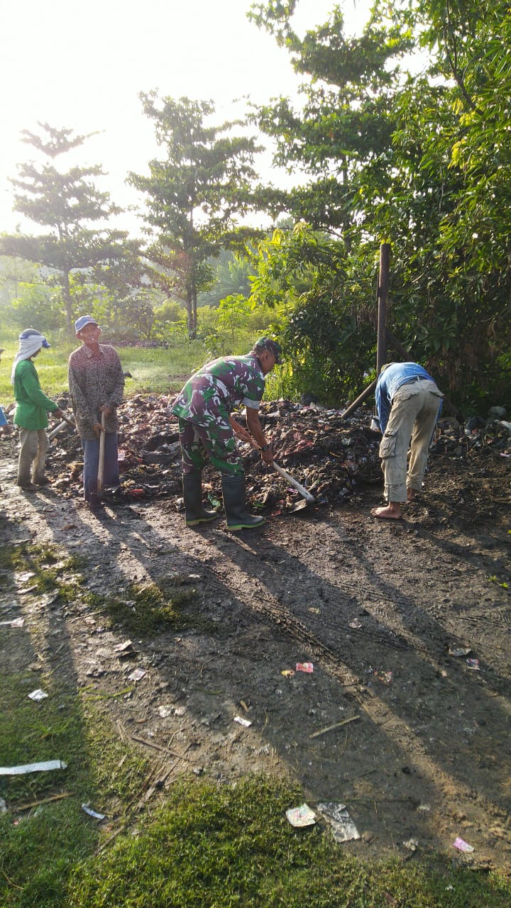 Babinsa Panggreh Ikut Kerja Bakti Bersama Masyarakat