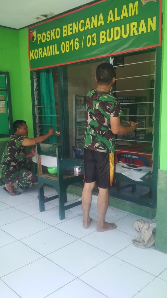 *Anggota Koramil0816/03 Buduran melaksanakan pengecetan ulang markasnya*