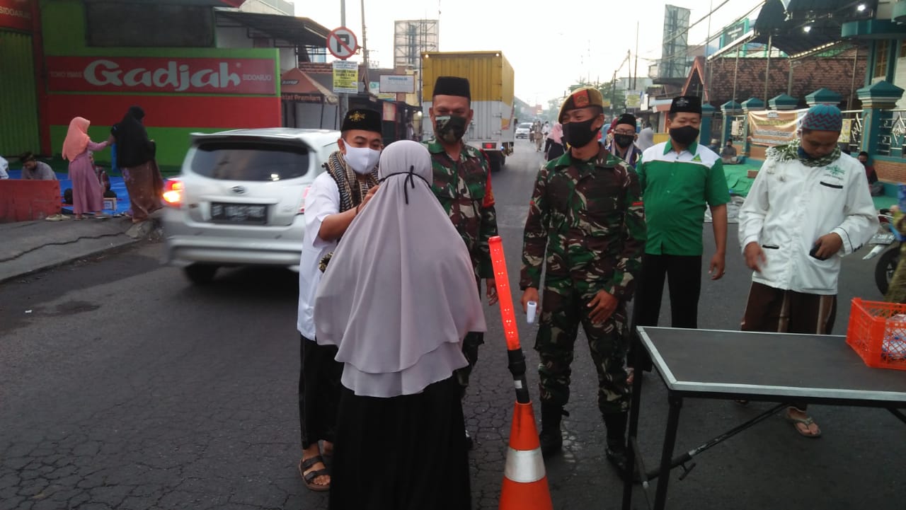 Babinsa Koramil 0816/05 Tulangan Melaksanakan Penegakan Disiplin Protokol