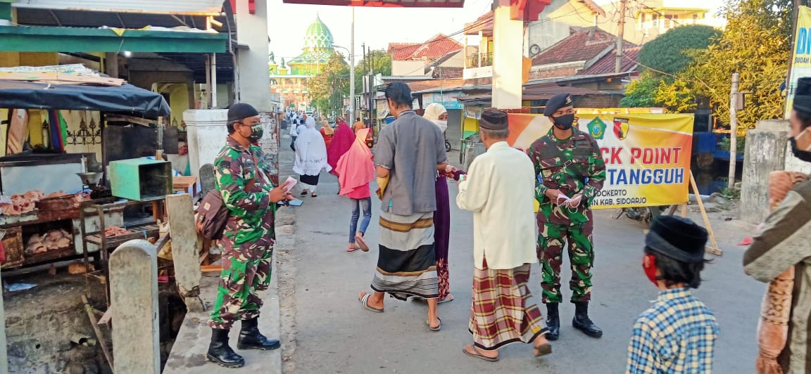 Anggota Koramil 0816/03 dan Polsek Buduran serta Anggota BKO Amankan Sholat