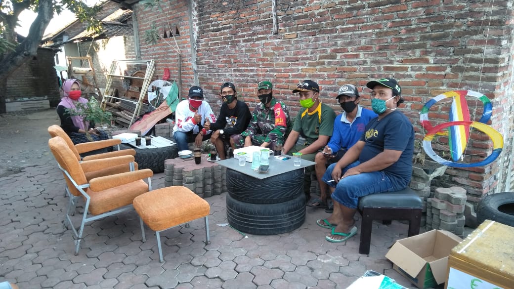 Babinsa Jabon Komsos Di Wilayah Dan Ingatkan Tentang Covid 19.