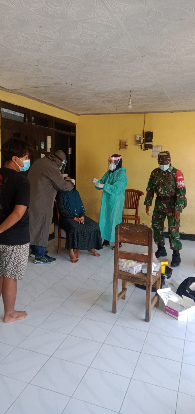 Babinsa Ramil 0816/13 Wonoayu Laksanakan Kegiatan Tracing di warga