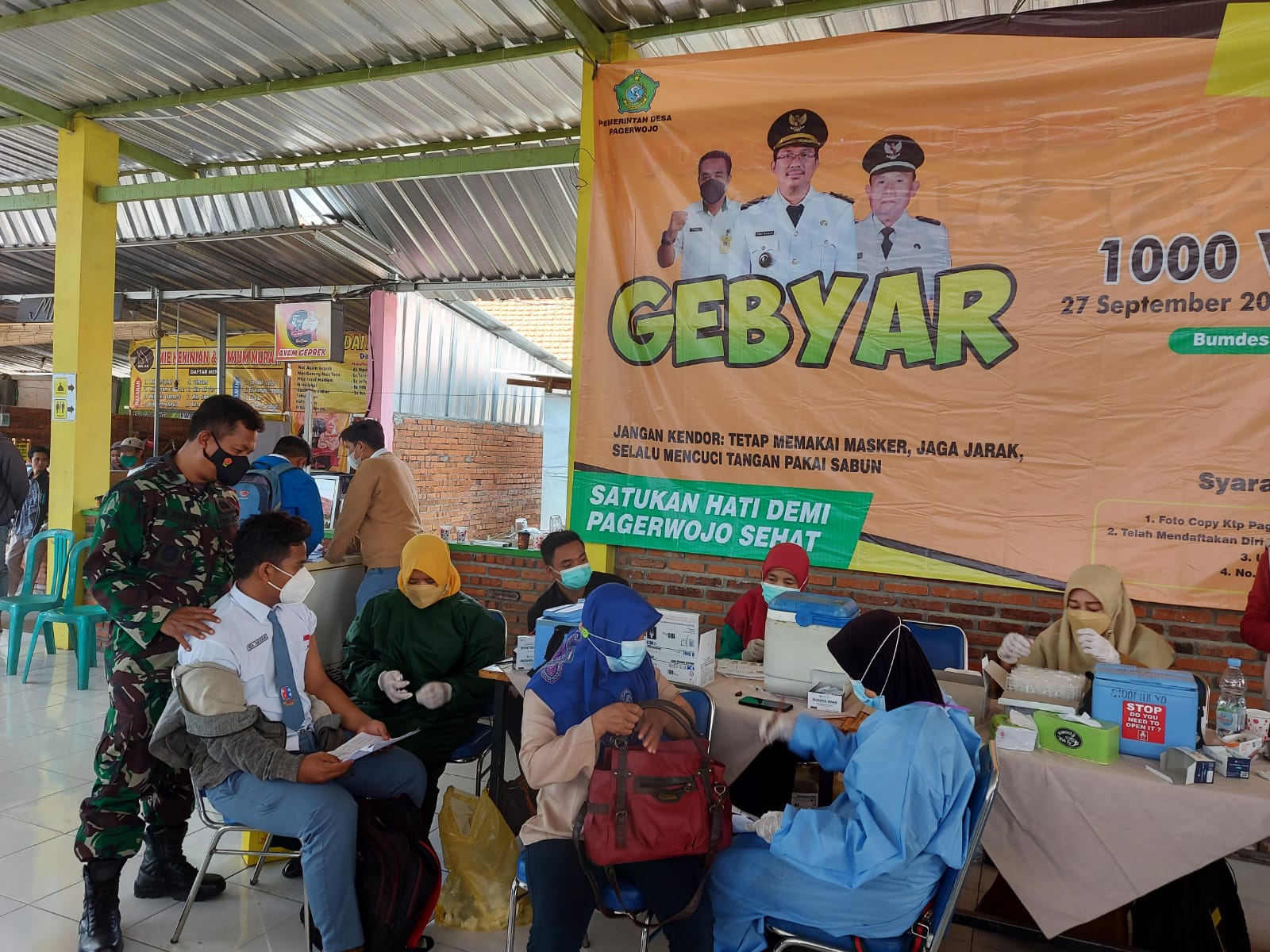 DANRAMIL 0816/03 BUDURAN BESERTA BABINSA PAGERWOJO MEMANTAU KEGIATAN VAKSIN