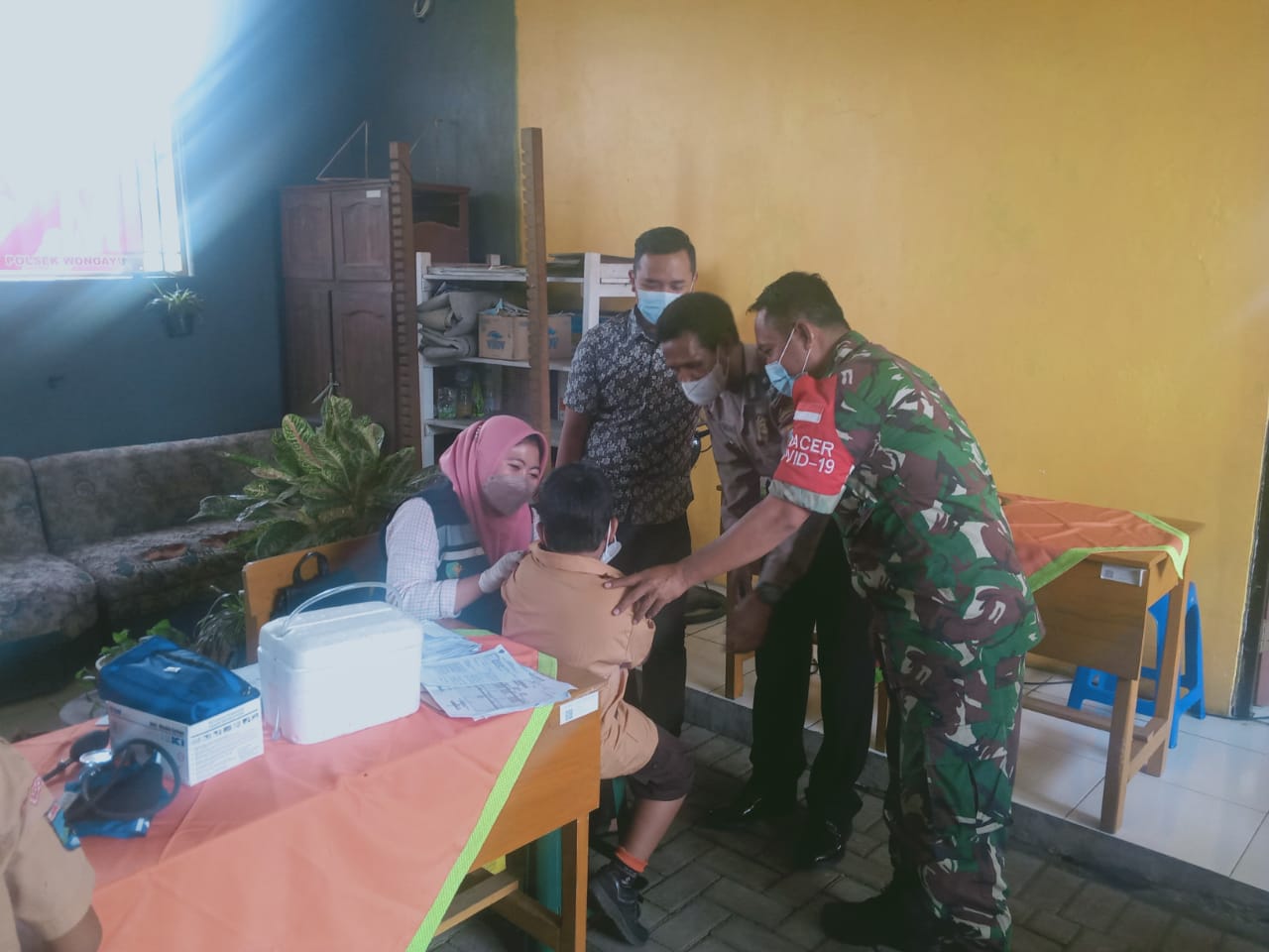 Babinsa Koramil 0816/13 Wonoayu Mendampingi Percepat Vaksinasi