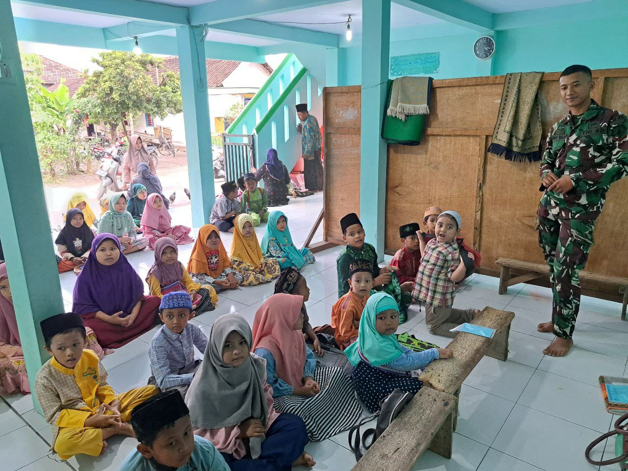 Serka Duriyanto sempatkan waktu untuk ajarkan mengaji anak-anak Desa Rejeni 
