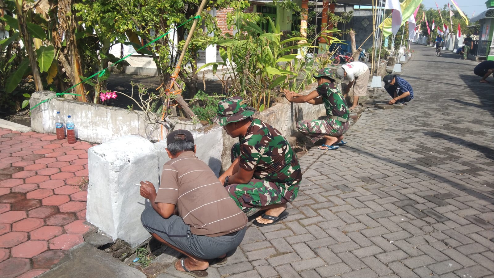 Wujudkan lingkungan sehat, TNI bersama masyarakat lakukan karya bakti