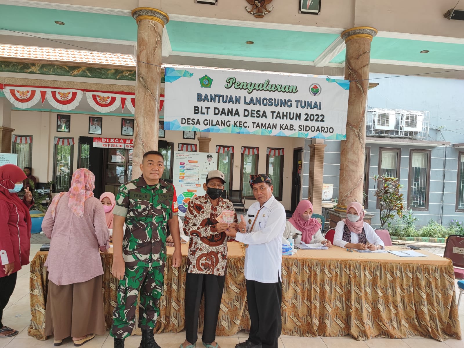 Babinsa Koramil 14/Taman mendampingi kegiatan penyaluran BLT DD di Desa Gilang