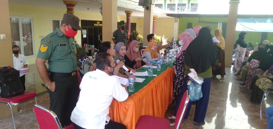 Babinsa Serma Edi & Aipda Rully Bhabinkamtibmas Pantau Langsung Penyaluran BLT BBM Bulan September 2022