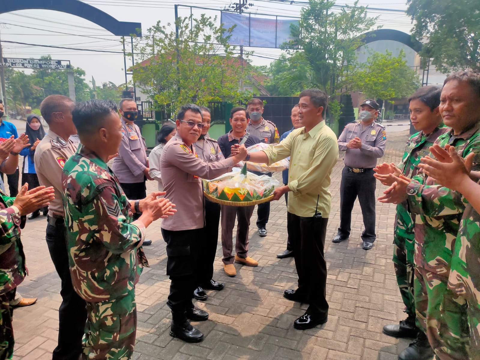 Polsek Wonoayu Memberikan Ucapan HUT TNI Kepada Koramil 0816/13 Wonoayu