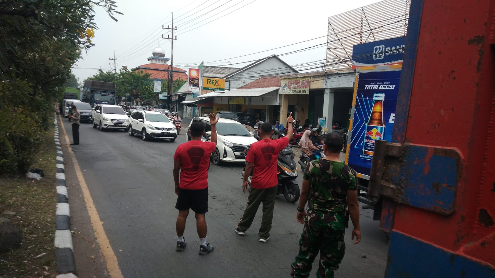 Penerapan 8 Wajib TNI, Anggota Babinsa Koramil 0816/06 Tanggulangin Bantu Warga Yang Sedang Kesulitan