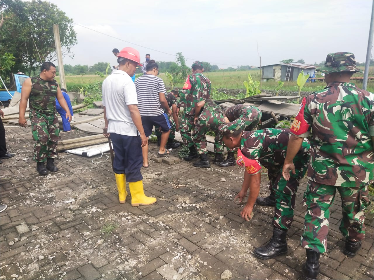 Pasca Puting Beliung, Koramil 0816/01 Sidoarjo Kota bersama warga lakukan kerja bakti