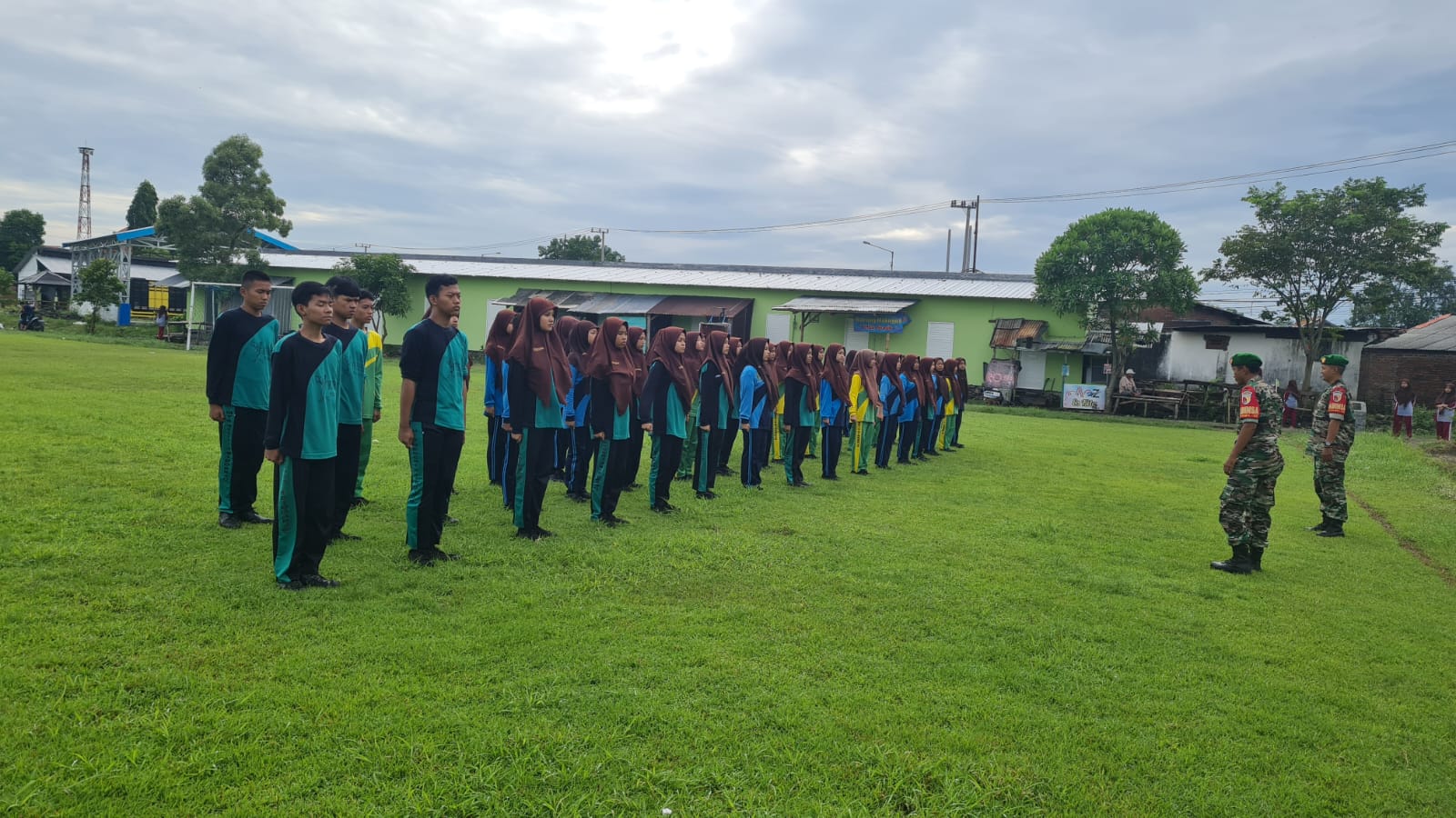 Babinsa Masuk Sekolah - Tanamkan Kedisiplinan, Babinsa Latih PBB dan TUS