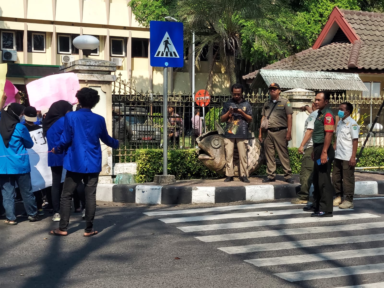 Babinsa Koramil 0816/01 pengamanan unras PMII