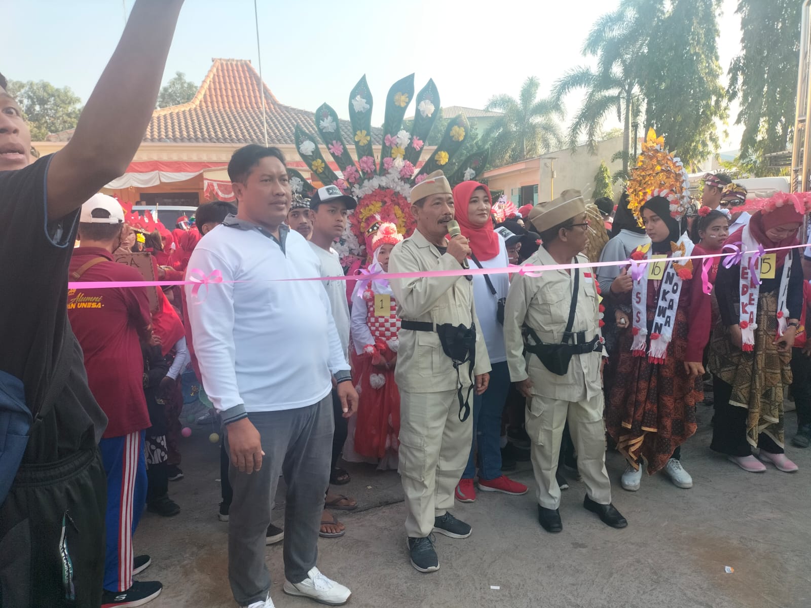 Babinsa Koramil 0816/09 Krian Serda Agus Purnomo dampinge kegiatan HUT RI ke 78 di Desa Ponokawan Kecamatan Krian Kabupaten Sidoarjo