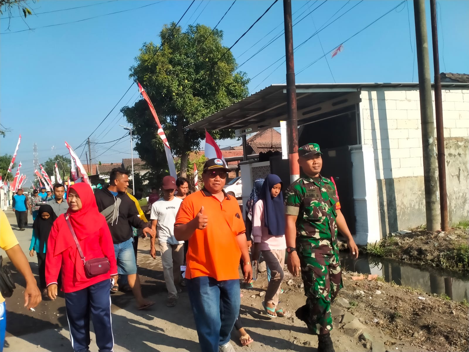 Babinsa Koramil 0816/09 Krian hadiri jalan sehat dalam rangka memeriahkan HUT RI ke 78 di Desa Terik Kecamatan Krian Kabupaten Sidoarjo.