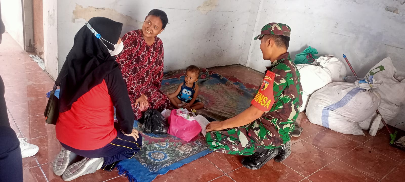 Bentuk Kepedulian Babinsa Koramil 0816/11 Tarik Salurkan Bantuan Gizi Kepada Anak Stunting*