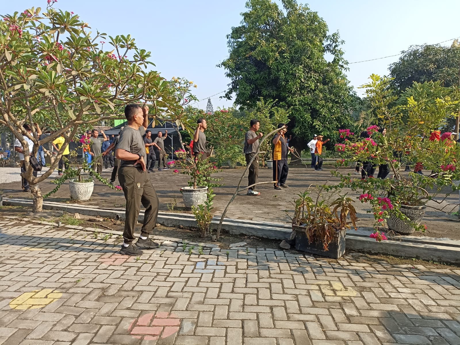 Anggota Babinsa Koramil 0816/05 Tulangan Senam Pagi Bersama Warga Dan Muspika