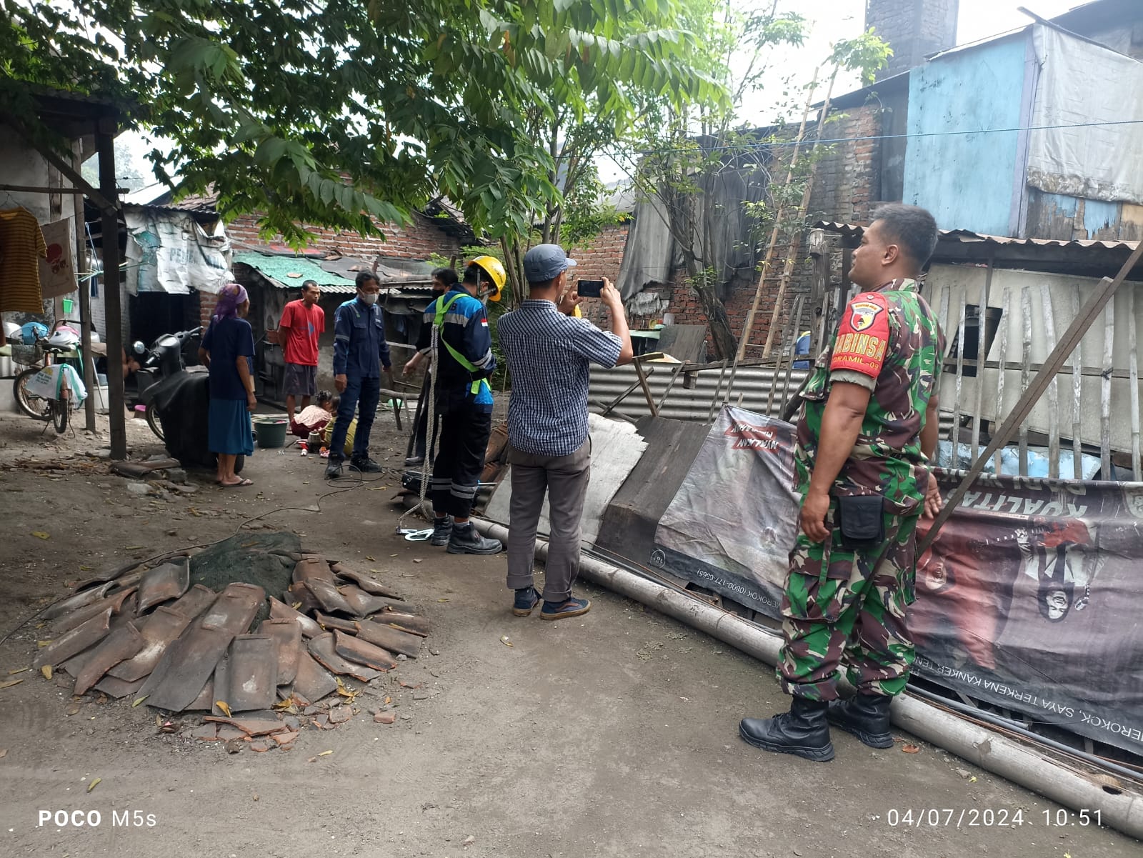 Babinsa Koramil 0816/09 Krian Dampingi Pengambilan Sampel Air dan Udara di Desa Tropodo