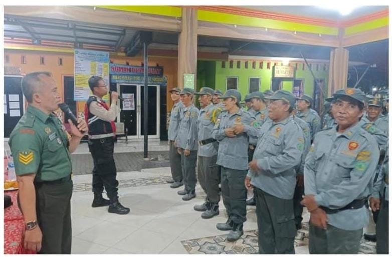 Babinsa Koramil 0816/15 Sukodono Berikan Penguatan dan Peningkatan Kapasitas Linmas Jelang Pilgub dan Pilkada 2024