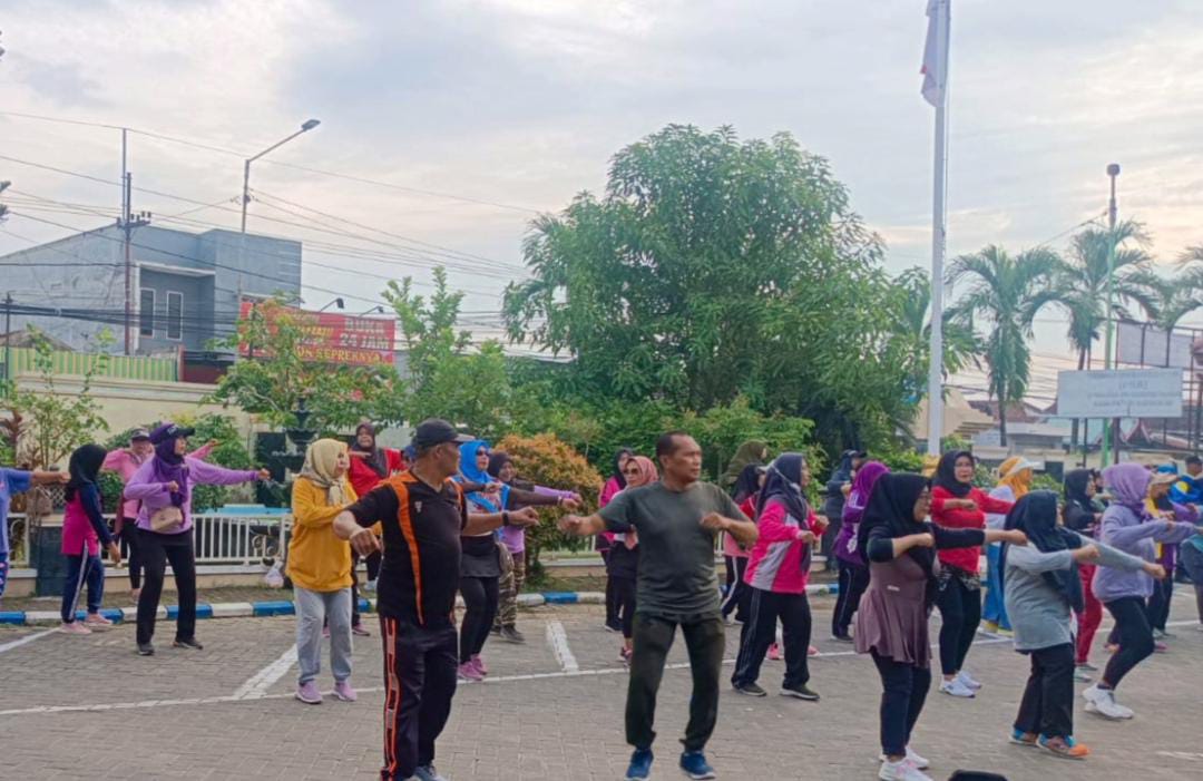 Jaga Stamina dan Silaturahmi, Danramil Tulangan Gelar Senam Aerobik Bersama