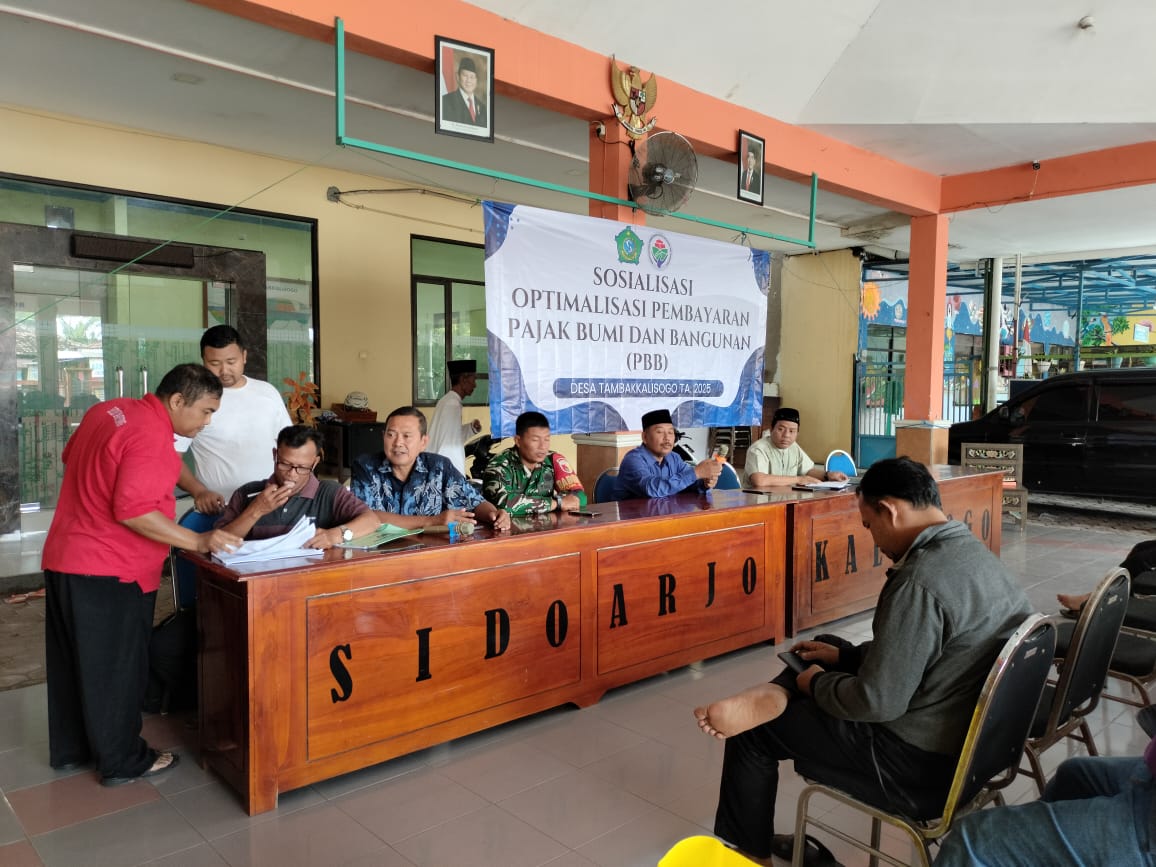 Babinsa Koramil 0816/08 Jabon Dukung Optimalisasi Pembayaran PBB di Desa Tambak Kalisogo
