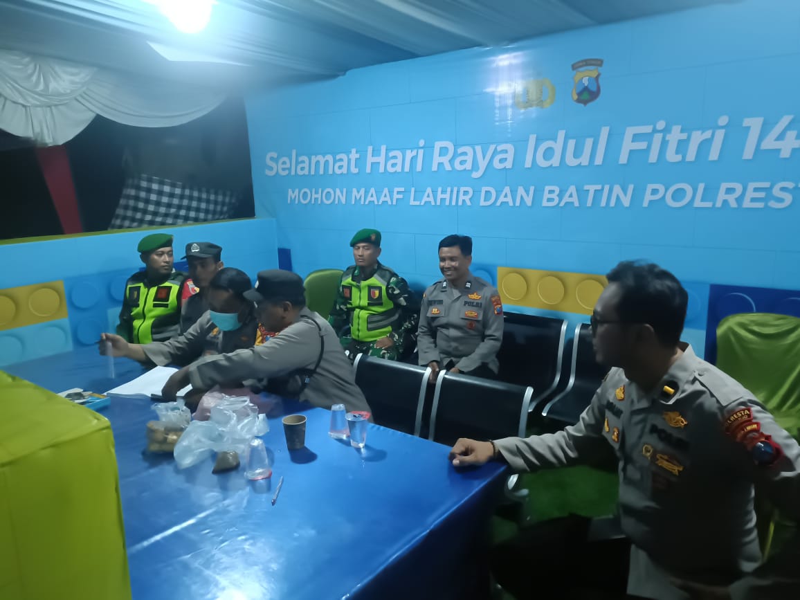 Babinsa Koramil 0816/02 Candi Bersinergi Amankan Operasi Ketupat 2025 di Pos Pam P1 Waru