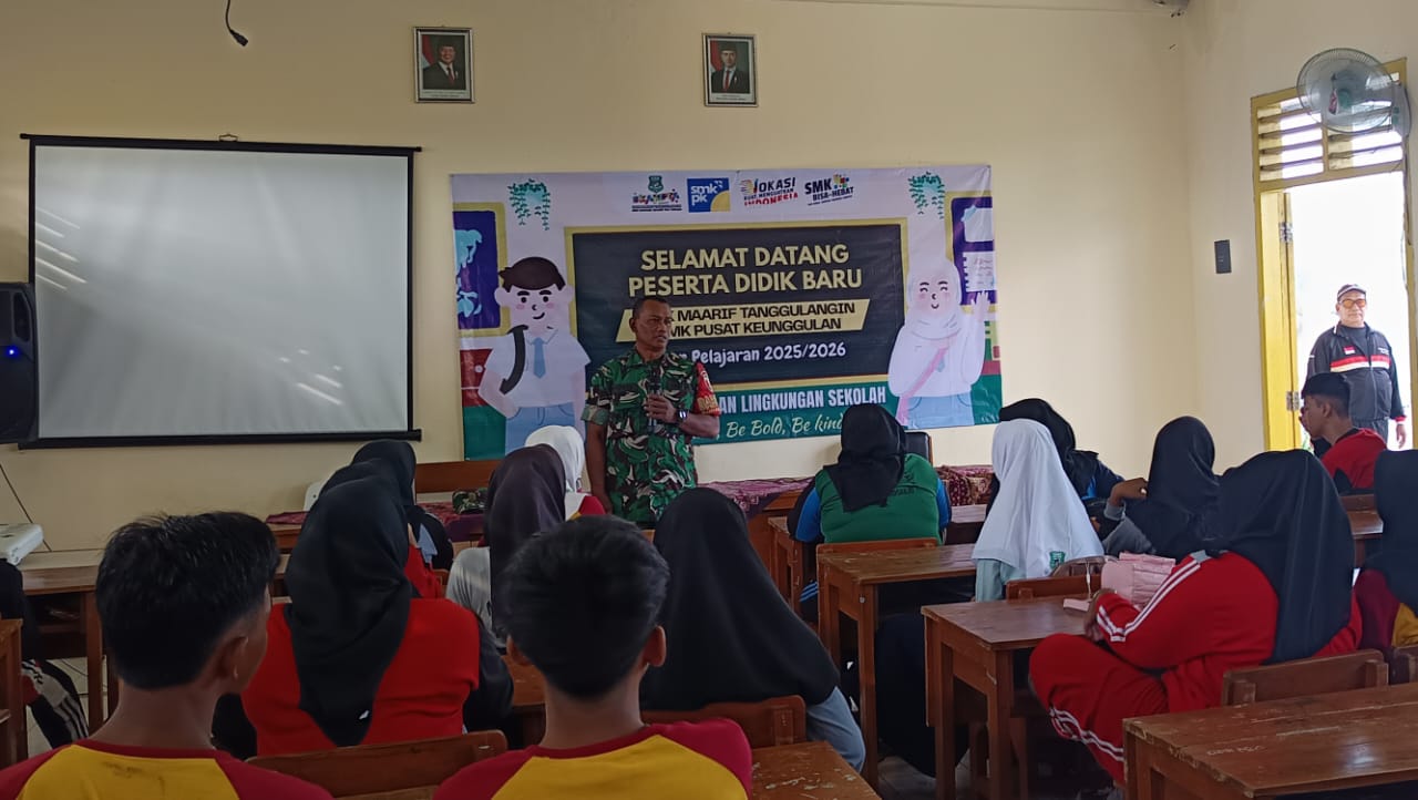Babinsa Berikan Materi Wawasan Kebangsaan pada Siswa SMK Ma,arif Tanggulangin yang Sedang Melaksanakan Kegiatan MPLS*