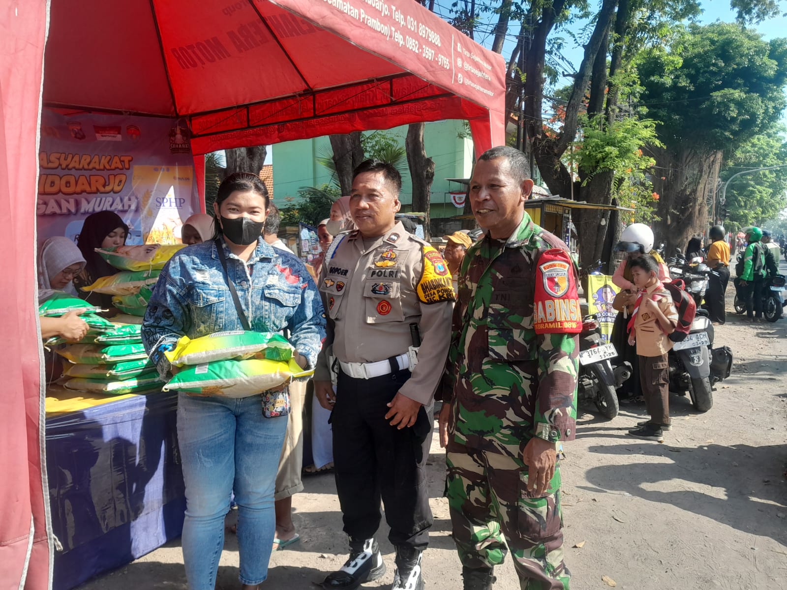 TNI dan Polri Bersinergi, Koramil 0816/09 Krian Dampingi Penjualan Beras Bulog untuk Ringankan Beban Warga