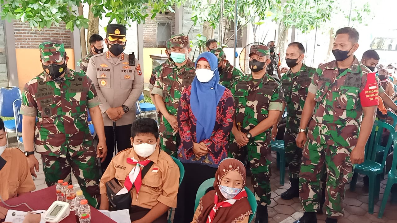 Serbuan Vaksinasi Anak,Danrem 084/BJ Kunjungi MI Al Ihsan Desa Damarsi