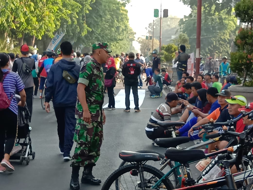 Babinsa kodim 0816/01 amankan CAR FREE DAY dialun-alun kota sidoarjo.