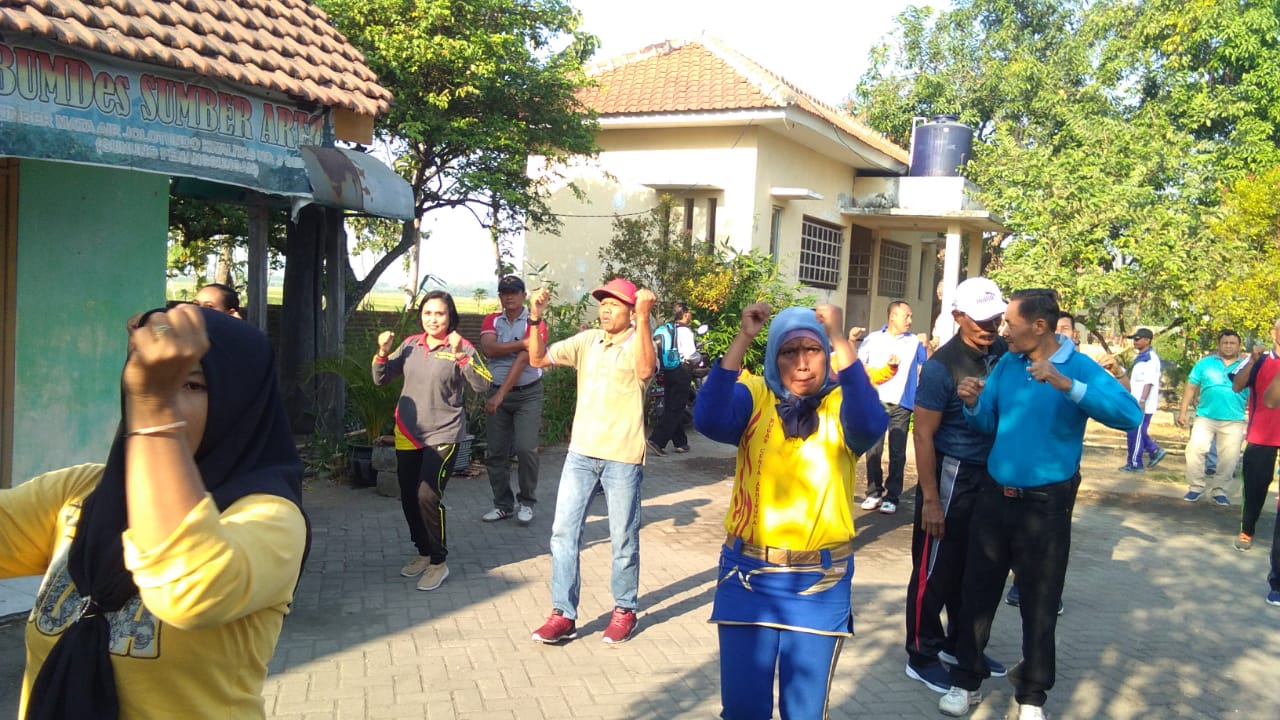 Danramil 0816/09 Krian dan anggota laksanakan serter SKJ bersama warga