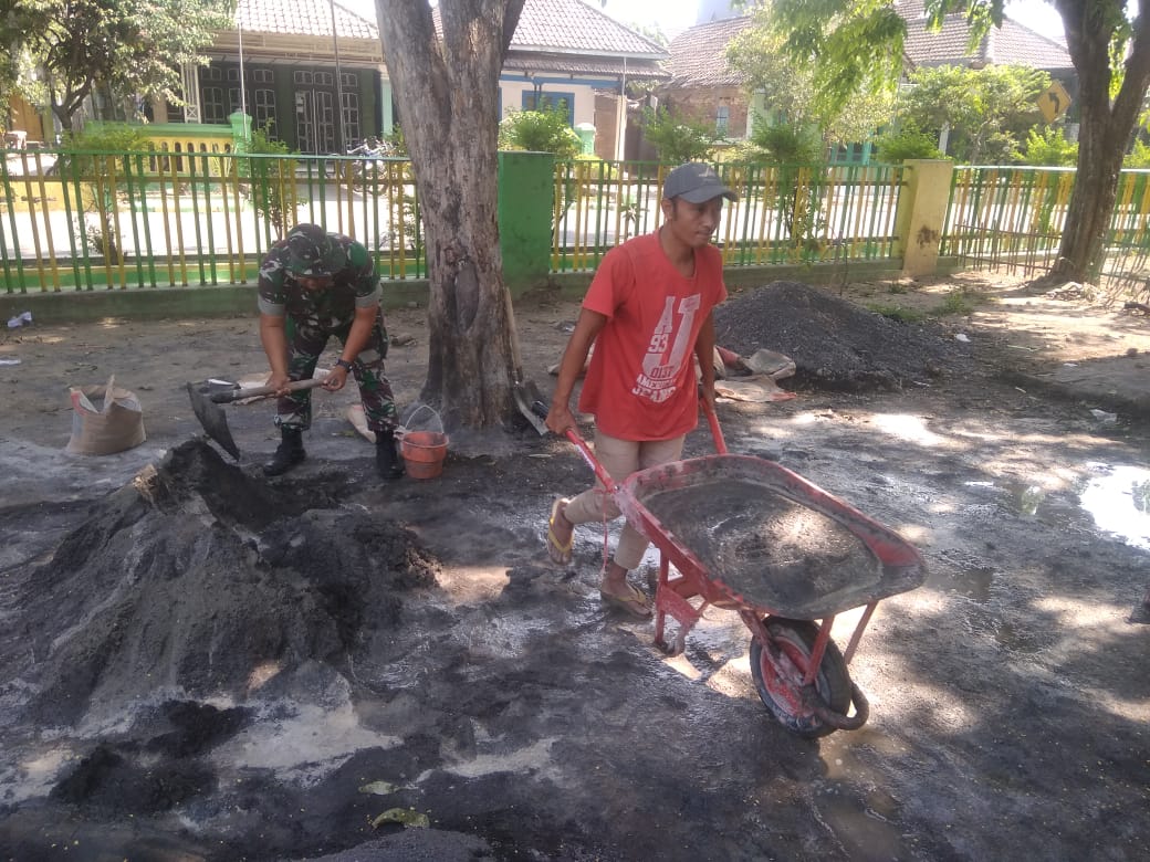 Pra TMMD, Babinsa Koramil 0816/08 Jabon dan Warga Memperbaiki Sekolah