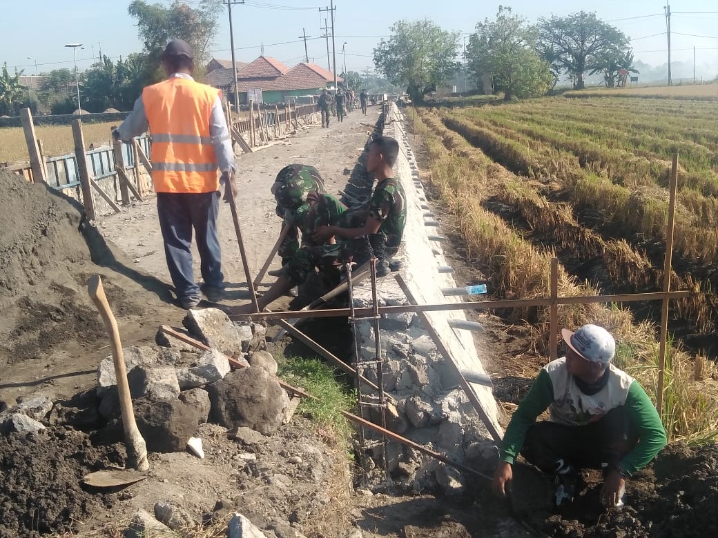 "BERSAMA WARGA BERSINERGI MEMBANGUN JALAN DALAM RANGKA TMMD KE - 106