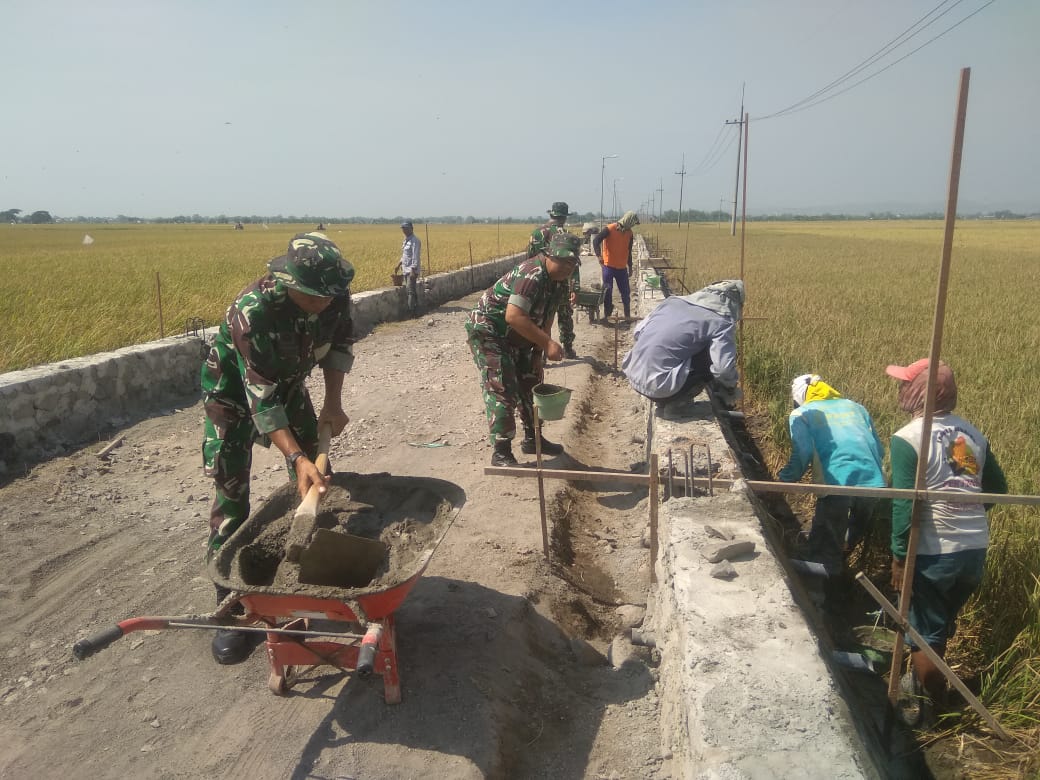 Sudah bertahun-tahun jalan rusak sekarang di perbaiki oleh anggota TNI