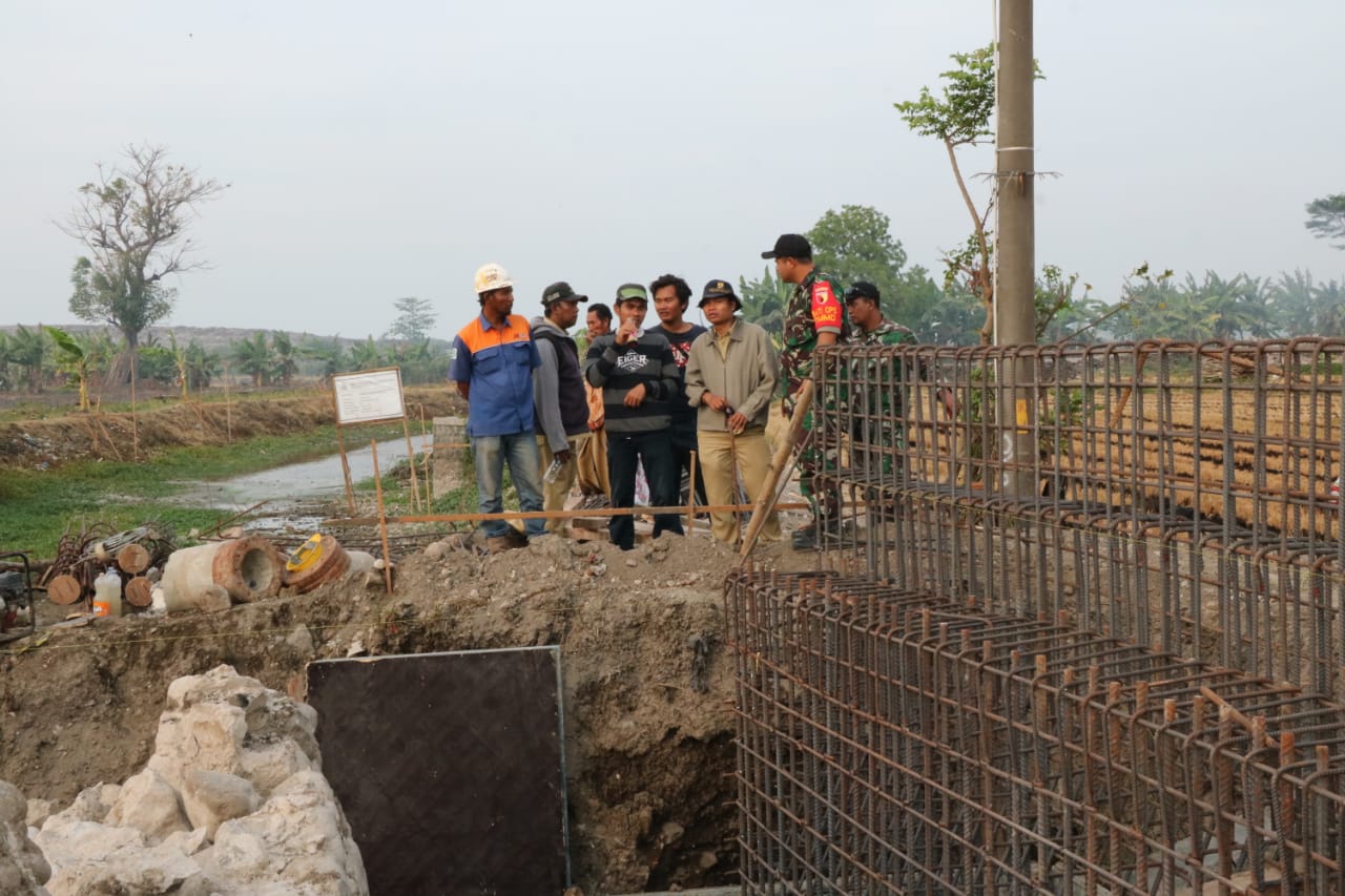 KERAHKAN ALAT BERAT UNTUK PERCEPAT TMMD 106 SIDOARJO