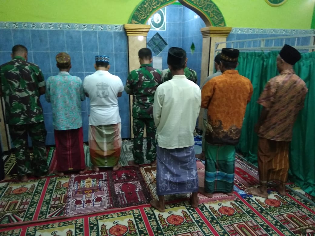 Personil Satgas TMMD Kodim Sidoarjo laksanakan Sholat Subuh Berjamaah