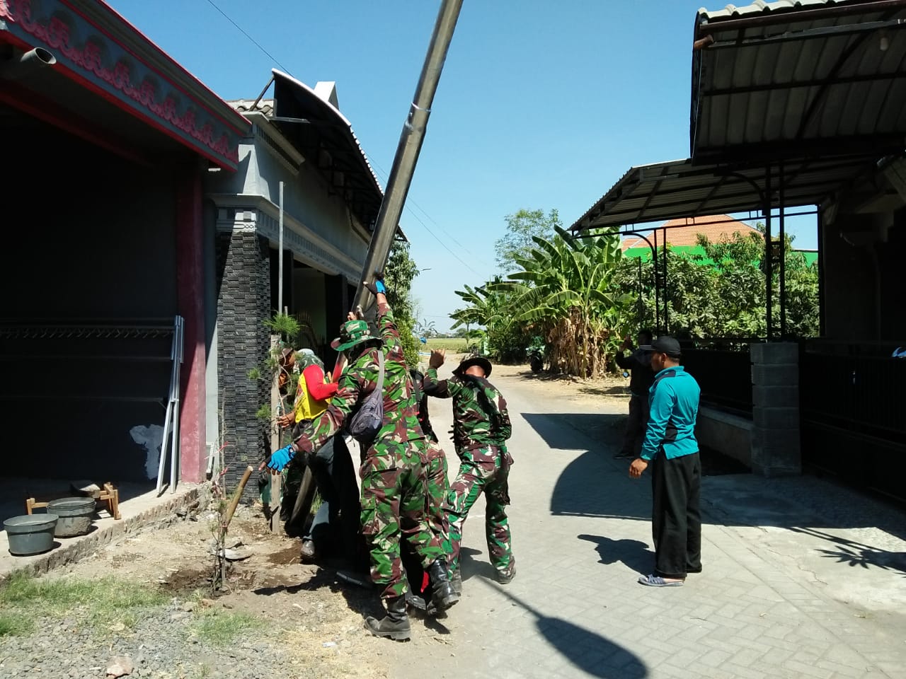 Adanya TMMD ke 10, Jalan Desa Kupang menjadi lebih terang