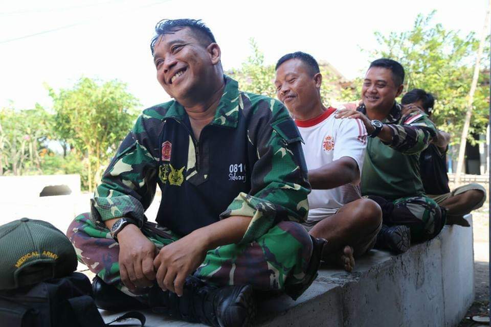 Jalin kebersamaan dan kekeluargaan bersama Satgas TMMD Ke 106