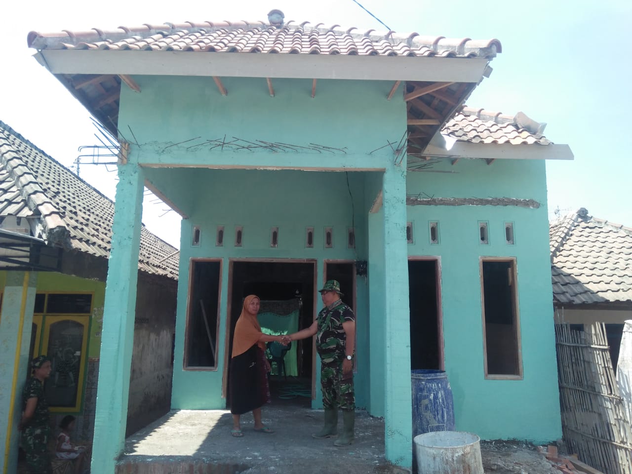 Anggota Satgas TMMD ke 106 dalam pengerjaan rehab SD Kupang
