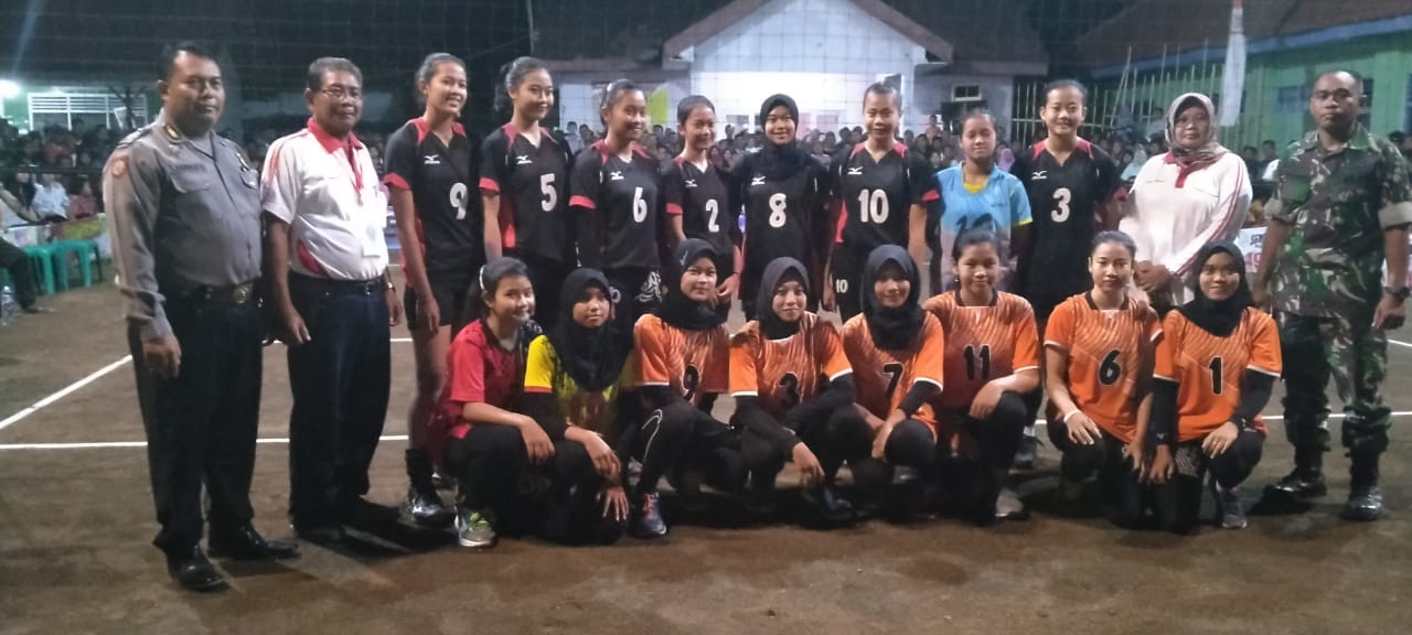 Kebersamaan Babinsa Pengawal Jalannya Pertandingan bola Volley