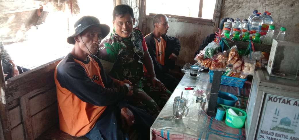 Keakraban Babinsa Desa Kupang Jabon bersama warga Binaannya