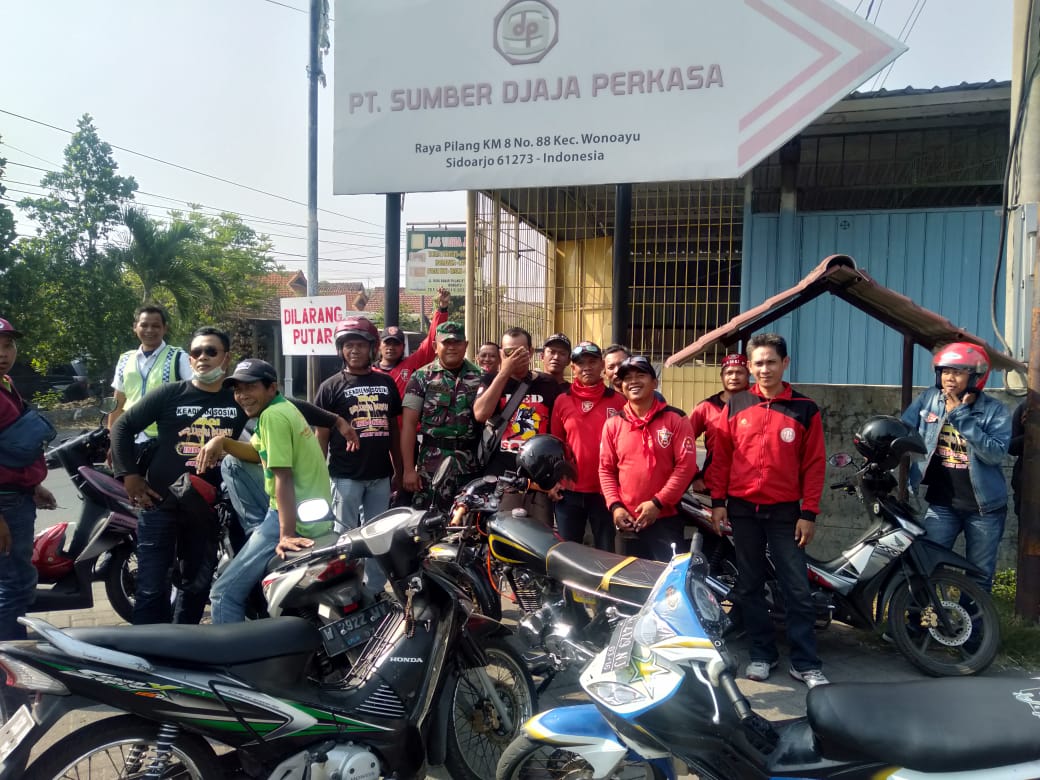 Babinsa Koramil 0816/13 Wonoayu Komsos Bersama Karyawan Pabrik