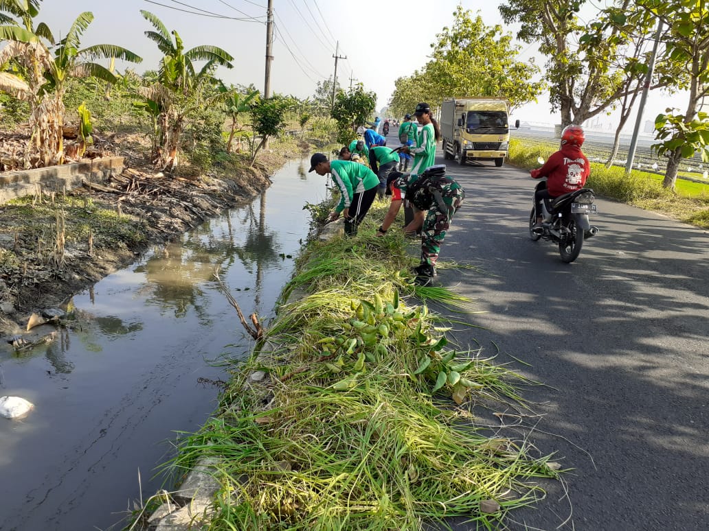 Danramil0816/10 Balongbendo dan anggota ikuti kerja bakti Peduli Lingk