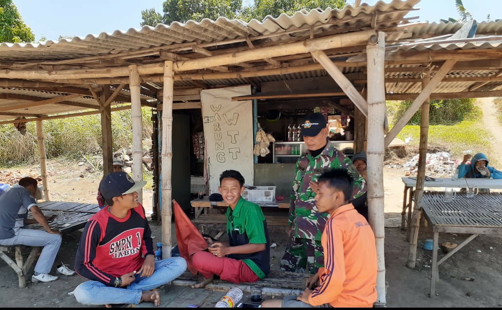 Babinsa Jabon Melaksanakan Komsos Dengan Tokoh Pemuda Di Desa Binaan