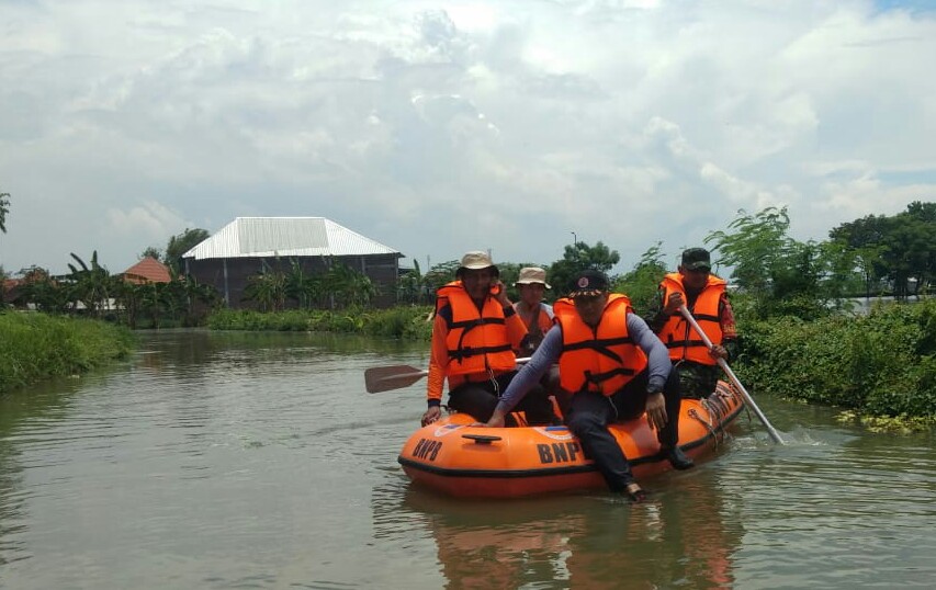 Danramil 0816/06 Tanggulangin menelusuri Sungai Pasca Banjir