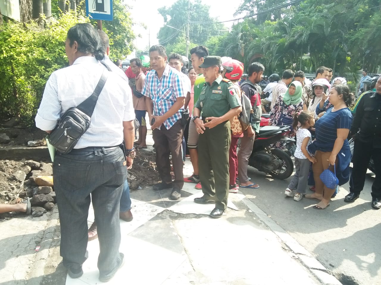 Danramil 0816/01 dan Babinsa Magersari mengecek TKP korban pembunuhan