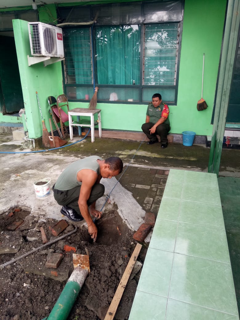 Serka Mulyanto Laksanakan giat perbaikan Sarpras di Makoramil Krembung