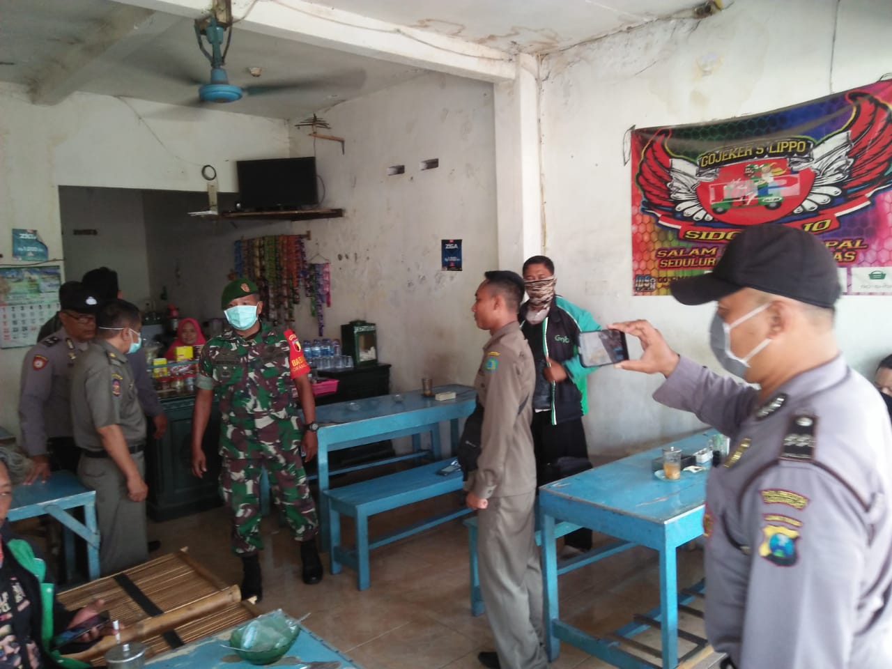 Babinsa koramil 0816/01 sinergi himbau warga hindari kerumunan