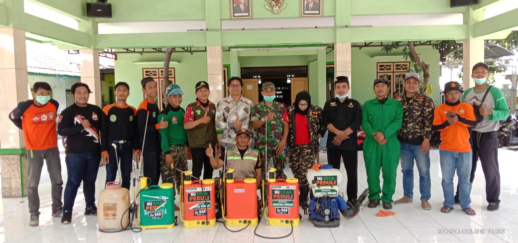 BABINSA BANTU PENYEMPROTAN CAIRAN DISINFEKTAN DI DESA BIAANNYA.